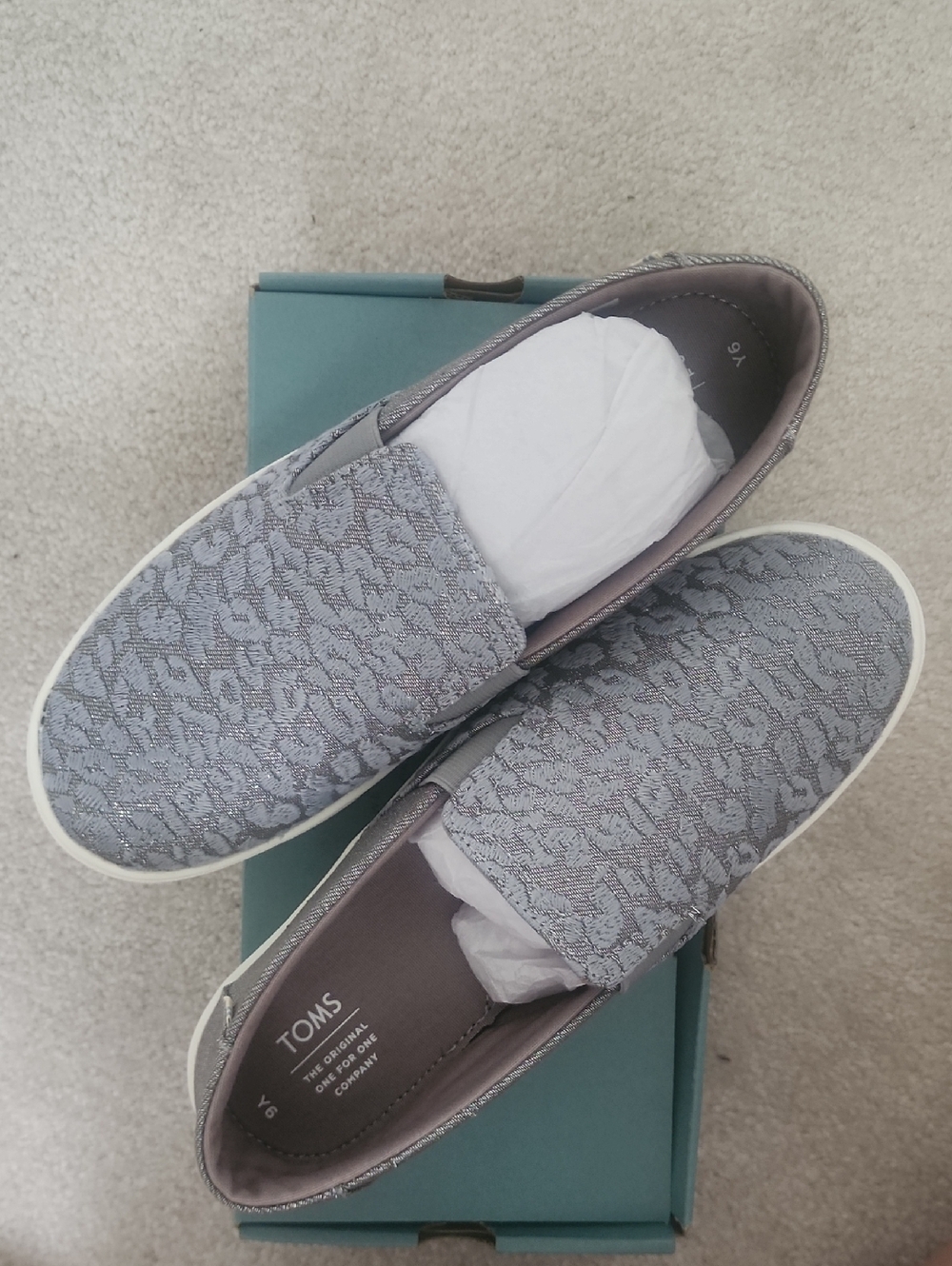 Toms Youth Luca Slip-On Loafers in Light Gray Cheetah Glimmer